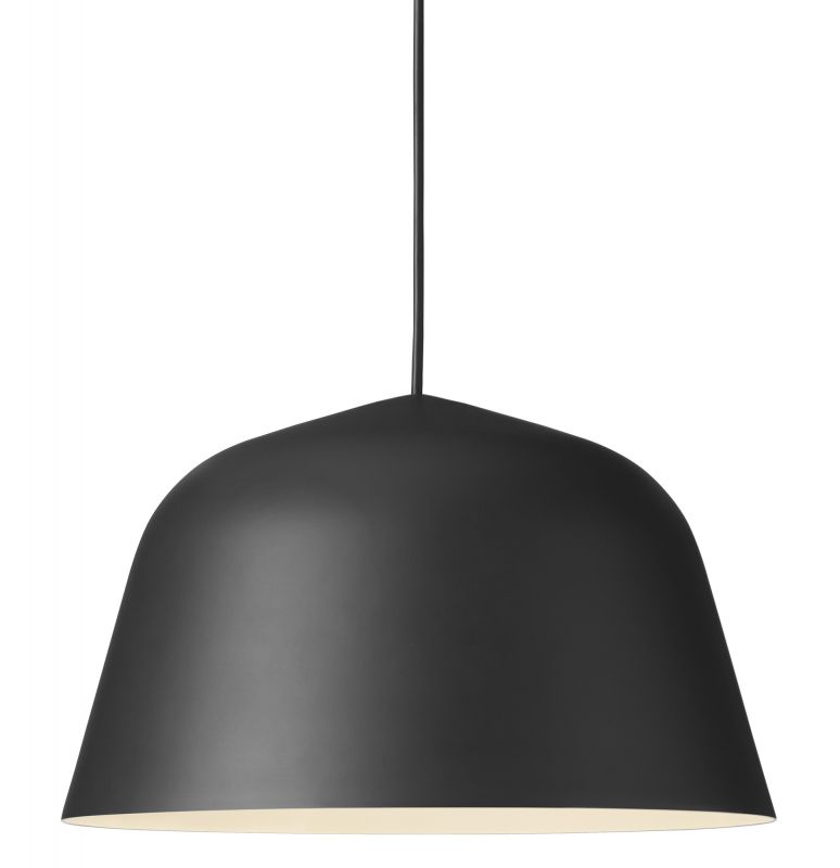 Schwarze Ambit Pendelleuchte von Muuto: Moderne Hängelampe für Wohnzimmer und Esszimmer.